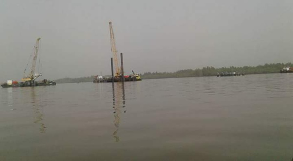 IMAGES: Construction du Pont de Farafegny en Gambie, rien ne bouge