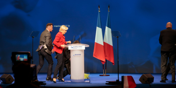 Une femme perturbe le meeting de Marine Le Pen