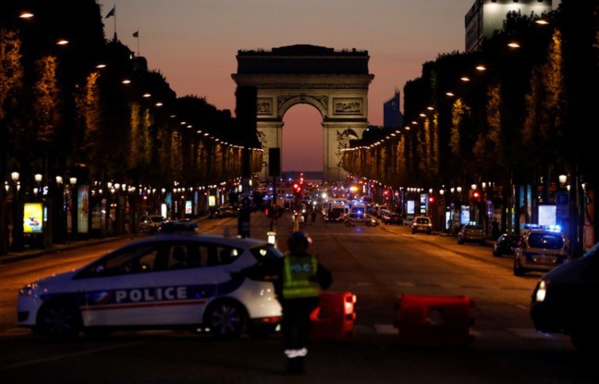 Fusillade sur les Champs-Elysées: Un policier tué et deux autres blessés, le tireur présumé neutralisé... Fusillade sur les Champs-Elysées: Un policier tué et deux autres blessés, le tireur présumé neutralisé...