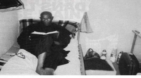 PHOTO SOUVENIR – Me Wade à Reubeuss dans sa cellule