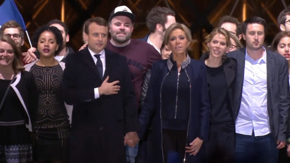 Qui est l'homme à la casquette, sur la photo de famille d'Emmanuel Macron? Qui est l'homme à la casquette, sur la photo de famille d'Emmanuel Macron?
