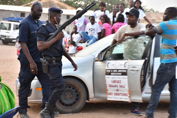 Photos: Echanges de propos houleux entre la garde rapprochée de Barth et la police Photos: Echanges de propos houleux entre la garde rapprochée de Barth et la police