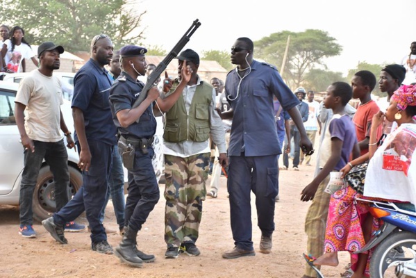 Photos: Echanges de propos houleux entre la garde rapprochée de Barth et la police Photos: Echanges de propos houleux entre la garde rapprochée de Barth et la police