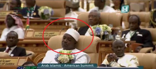 Le président Gambien Adama Barrow, a confondu sommet et sommeil