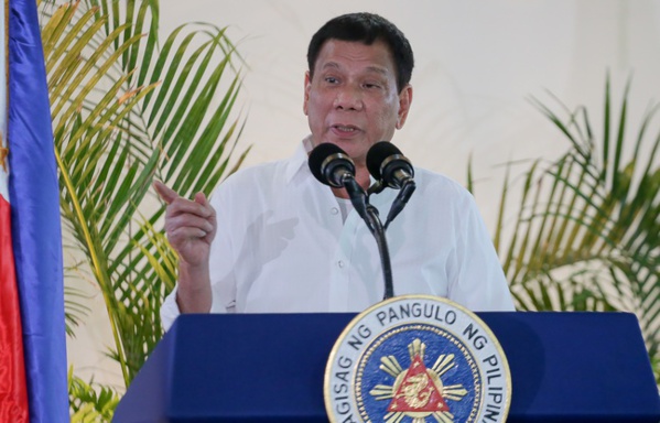 La police philippienne tue 2.700 dealers: Trump estime que Duterte fait «un travail formidable» pour lutter contre la drogue