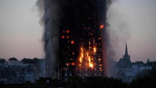 Plusieurs morts dans le gigantesque incendie d'une tour d’habitation à Londres Plusieurs morts dans le gigantesque incendie d'une tour d’habitation à Londres