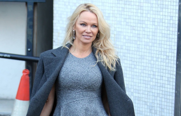 Pamela Anderson invite Emmanuel et Brigitte Macron au restaurant Pamela Anderson invite Emmanuel et Brigitte Macron au restaurant