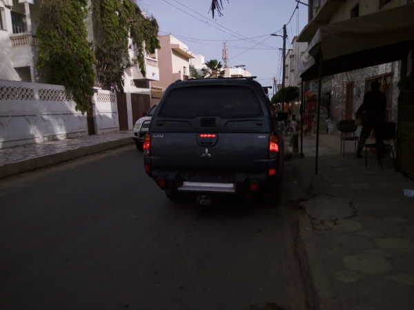 Le Jaraff Youssou Ndoye roule avec un véhicule sans immatriculation