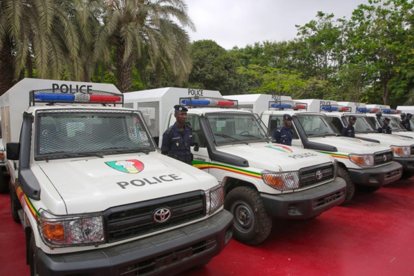 Photos: Le président Sall renforce les capacités opérationnelles de la police Photos: Le président Sall renforce les capacités opérationnelles de la police