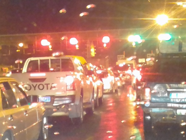 Urgent: les machines de l'autoroute à péage tombent en panne et créent un grand embouteillage Urgent: les machines de l'autoroute à péage tombent en panne et créent un grand embouteillage