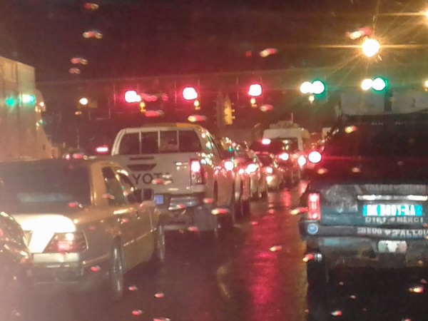 Urgent: les machines de l'autoroute à péage tombent en panne et créent un grand embouteillage Urgent: les machines de l'autoroute à péage tombent en panne et créent un grand embouteillage