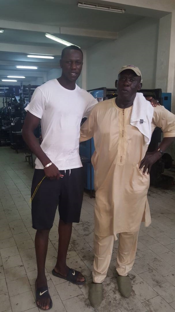 Le basketteur Gorgui Sy Dieng visite l’imprimerie "Tandian " Le basketteur Gorgui Sy Dieng visite l’imprimerie "Tandian "
