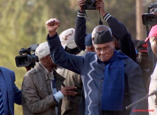 Me Wade à ses militants: « S'ils ne vous donnent pas vos cartes, allez là où sont cachées les cartes et défoncez les portes » Me Wade à ses militants: « S'ils ne vous donnent pas vos cartes, allez là où sont cachées les cartes et défoncez les portes »