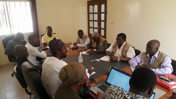 Photos: les observateurs de l'UEMOA reçus par le mouvement Y'en a marre Photos: les observateurs de l'UEMOA reçus par le mouvement Y'en a marre