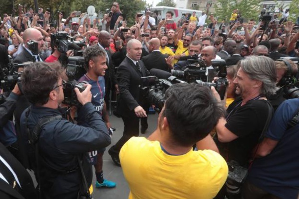 Neymar en a déjà mis plein les yeux à Paris Neymar en a déjà mis plein les yeux à Paris