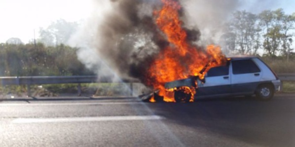 Urgent: Une voiture prend feu sur la corniche