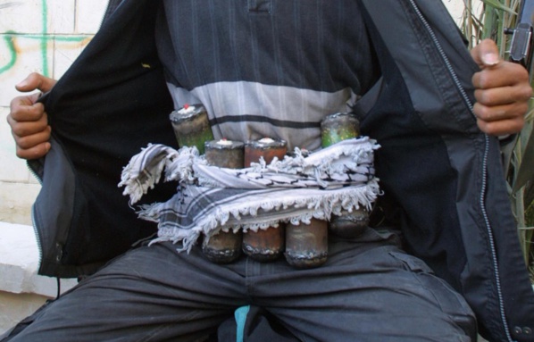 Pourquoi les terroristes djihadistes arborent-ils de fausses armes? Pourquoi les terroristes djihadistes arborent-ils de fausses armes?