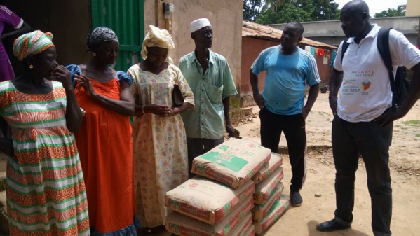 Ziguinchor: le Dr Ibrahima Mendy apporte son soutien aux sinistrés en ciment... Ziguinchor: le Dr Ibrahima Mendy apporte son soutien aux sinistrés en ciment...