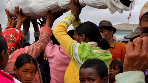 Madagascar: le «famadihana», ou le «retournement des morts»