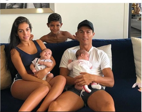 Cristiano Ronaldo est très fier de sa petite famille