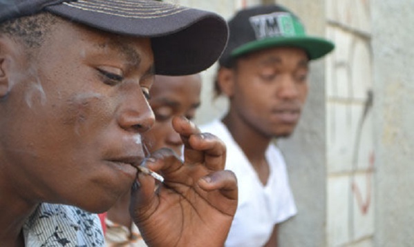 Interdiction de fumer dans les places publiques: les fumeurs dénoncent la mesure et parlent de 
