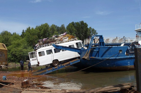 L’enfer de la traversée du Bac: les autorités militaires Gambiennes, toujours arrogantes L’enfer de la traversée du Bac: les autorités militaires Gambiennes, toujours arrogantes