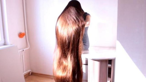 Les cheveux de cette jeune Lettone mesurent plus de 2 mètres de long
