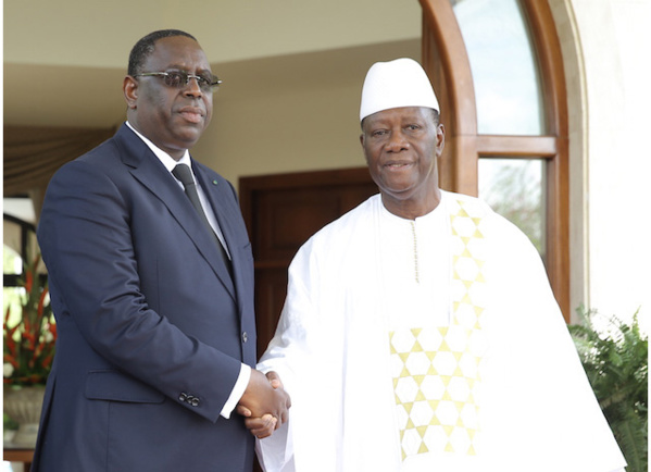 PARIS: Macky Sall et Alassane Ouattara hués par les militants anti CFA