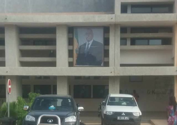 Devant l’hôpital Dalal Jamm, une photo du Président Macky Sall fait polémique