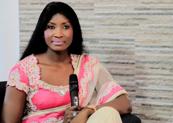 Binta Goudiaby sur l'exploitation du Zircon: « Macky Sall nous a déclaré la guerre » Binta Goudiaby sur l'exploitation du Zircon: « Macky Sall nous a déclaré la guerre »