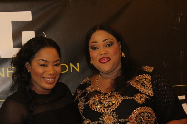 Ces ravissantes dames du quotidien le "soleil", font leur shopping Ces ravissantes dames du quotidien le "soleil", font leur shopping