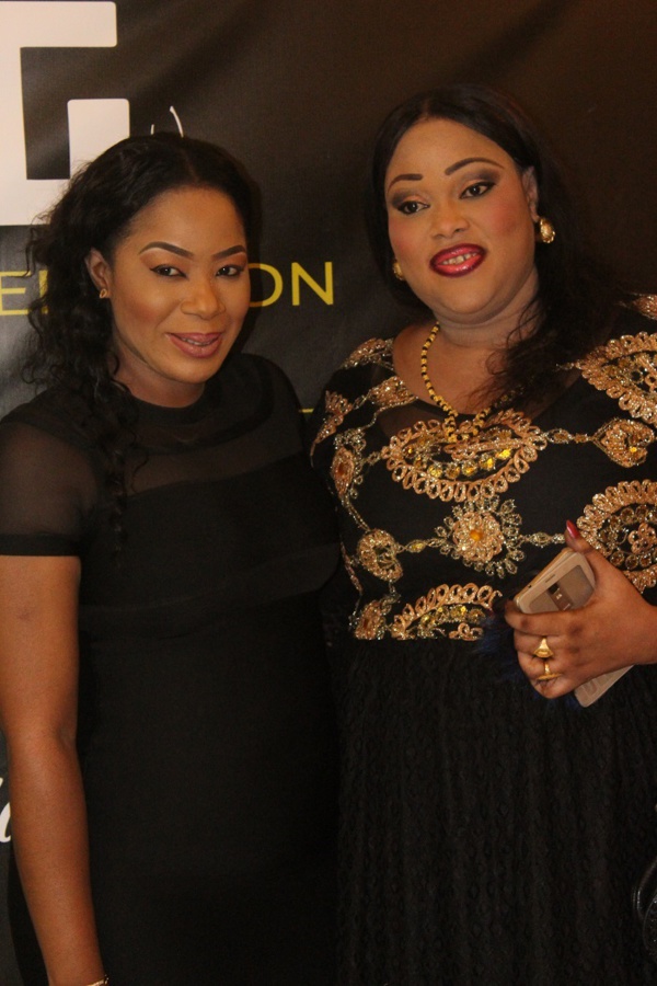 Ces ravissantes dames du quotidien le "soleil", font leur shopping Ces ravissantes dames du quotidien le "soleil", font leur shopping