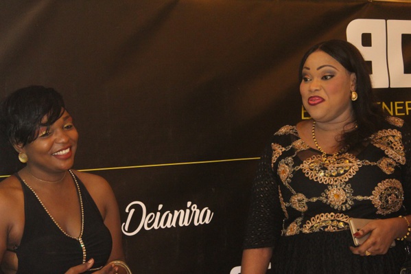 Ces ravissantes dames du quotidien le "soleil", font leur shopping Ces ravissantes dames du quotidien le "soleil", font leur shopping