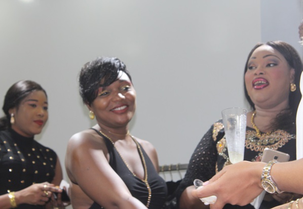 Ces ravissantes dames du quotidien le "soleil", font leur shopping Ces ravissantes dames du quotidien le "soleil", font leur shopping