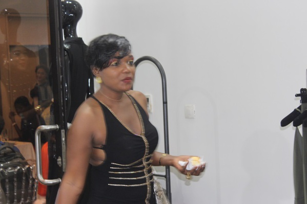 Ces ravissantes dames du quotidien le "soleil", font leur shopping Ces ravissantes dames du quotidien le "soleil", font leur shopping