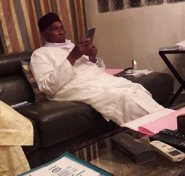 Pourquoi Me Wade reste constamment "scotché " sur son "call" Pourquoi Me Wade reste constamment "scotché " sur son "call"