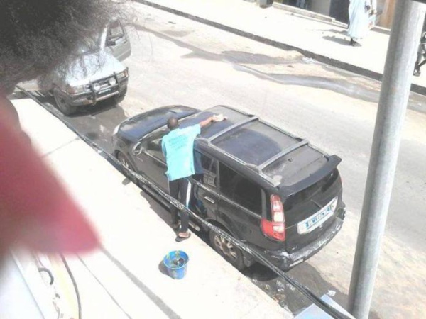 Regardez, le Maire de Pikine lave sa voiture lui-même Regardez, le Maire de Pikine lave sa voiture lui-même