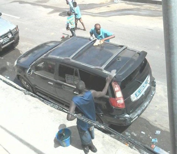 Regardez, le Maire de Pikine lave sa voiture lui-même