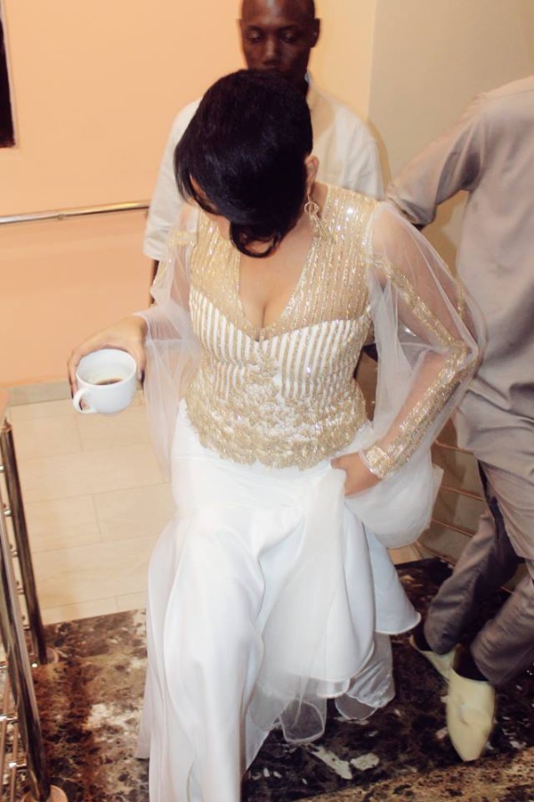 La Chanteuse Viviane et sa tasse de Café La Chanteuse Viviane et sa tasse de Café