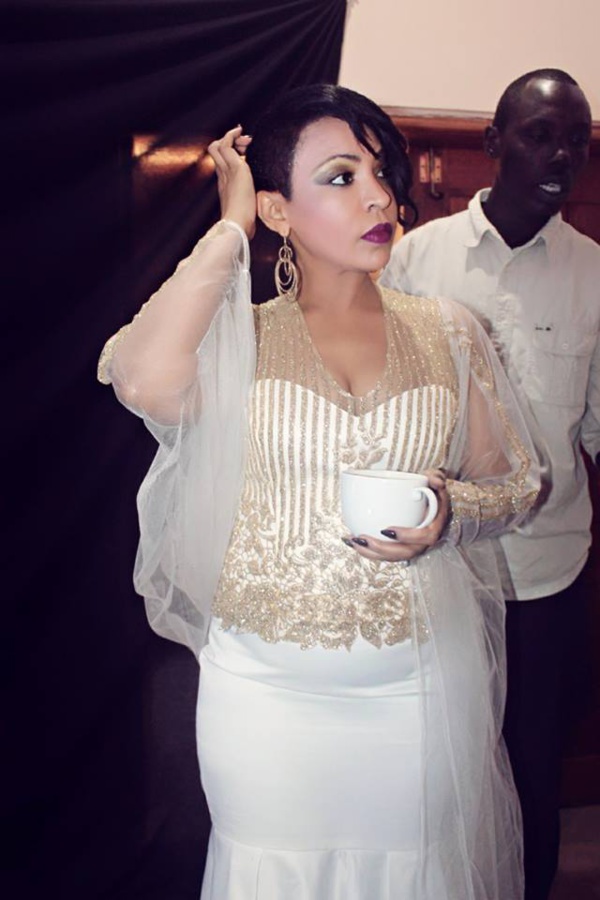 La Chanteuse Viviane et sa tasse de Café La Chanteuse Viviane et sa tasse de Café