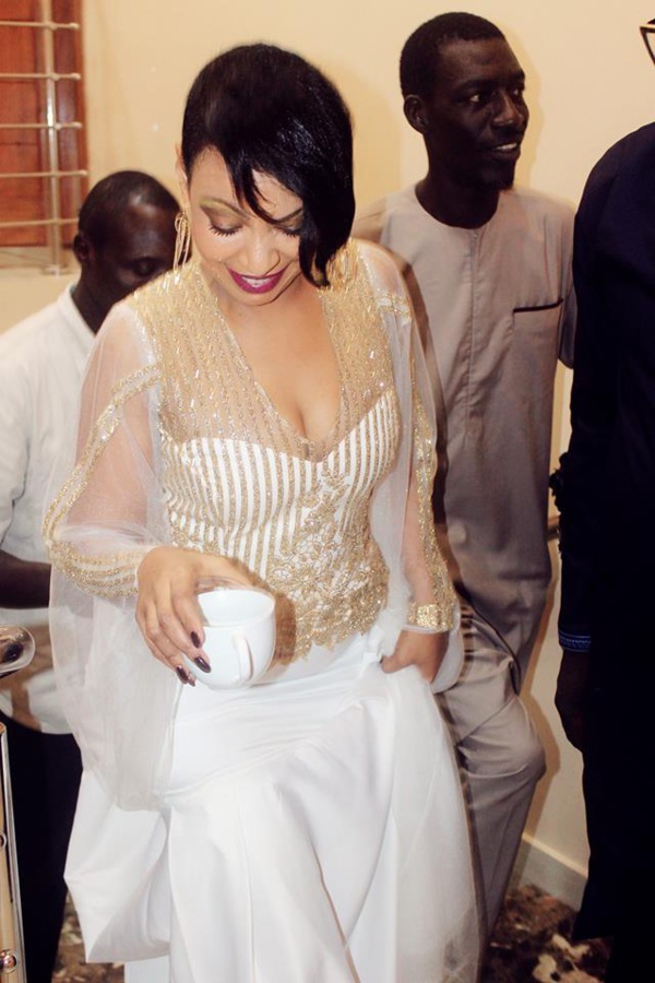 La Chanteuse Viviane et sa tasse de Café 