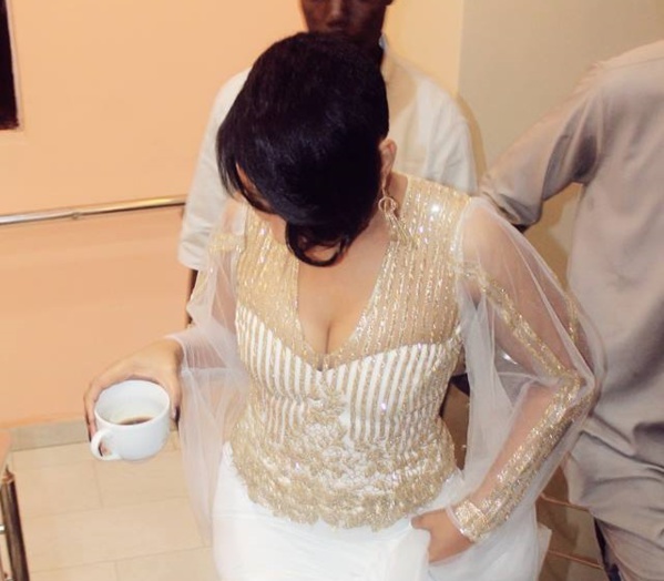 La Chanteuse Viviane et sa tasse de Café La Chanteuse Viviane et sa tasse de Café