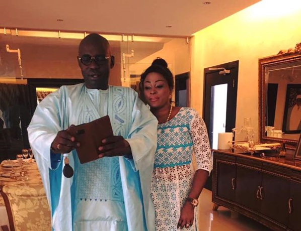 Le nouveau courtier du palais fait son apparition avec son épouse Le nouveau courtier du palais fait son apparition avec son épouse