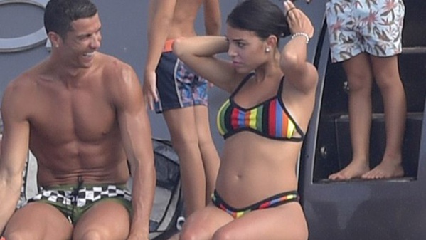 Malgré sa grossesse, la fiancée de Cristiano dévoile son joli popotin ! (photos)