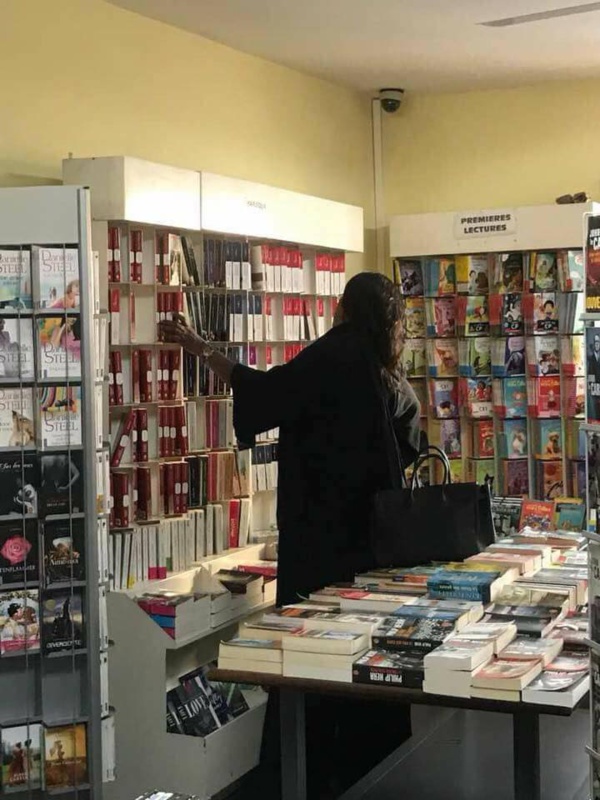 Marième Faye Sall en tenue noire dans une librairie 