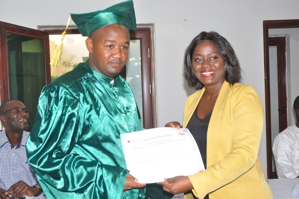 Photos: le ministre Angelique Manga, marraine de la sortie de la promotion des experts en Economie Solidaire et... Photos: le ministre Angelique Manga, marraine de la sortie de la promotion des experts en Economie Solidaire et...