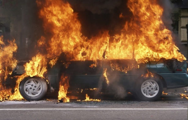 Dernière minute: la voiture du porte parole de la collectivité Léboue incendiée par ...
