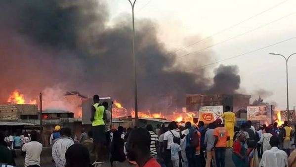 Dakar: un violent incendie provoque une coupure générale d'électricité Dakar: un violent incendie provoque une coupure générale d'électricité