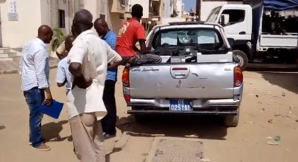 La gendarmerie emporte le matériel de « La Tribune » de Bougane Guèye Dany La gendarmerie emporte le matériel de « La Tribune » de Bougane Guèye Dany