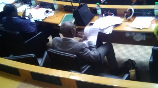 Désintéressement: quand un député corrige les copies de ses étudiants au sein de l'assemblée Désintéressement: quand un député corrige les copies de ses étudiants au sein de l'assemblée